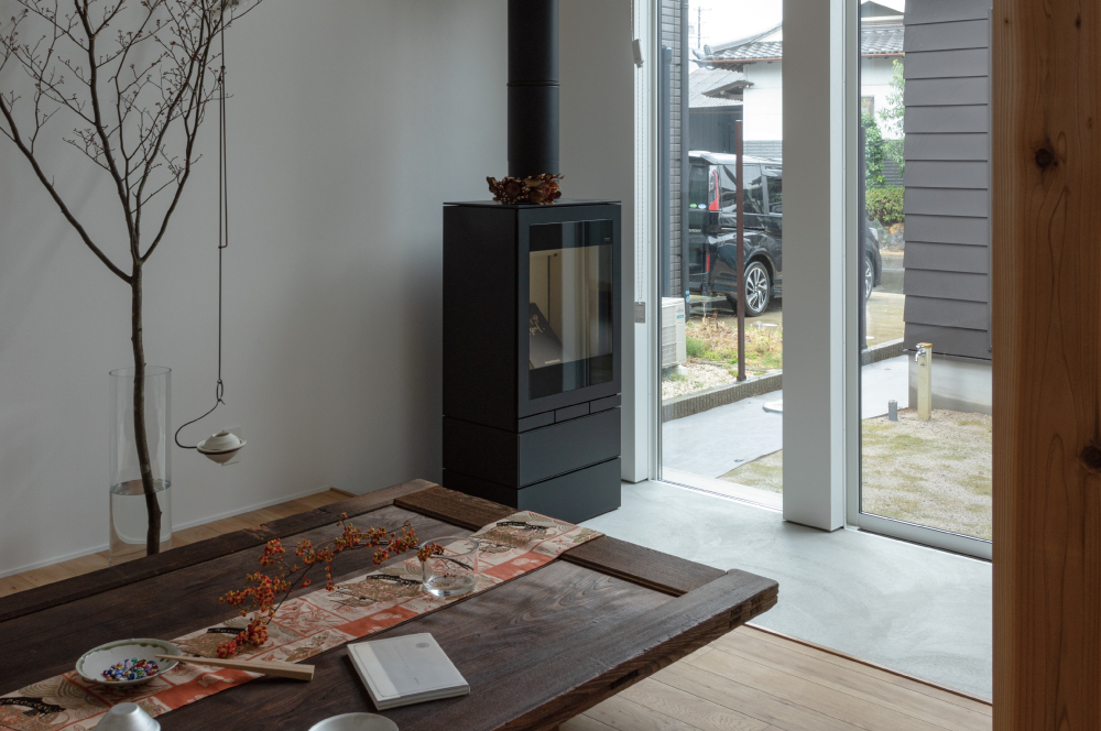 薪ストーブのあるコの字の平屋